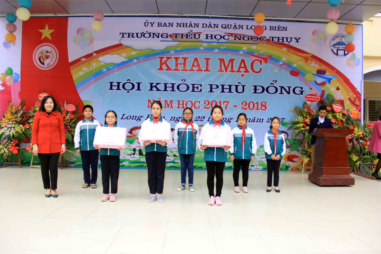 Hình ảnh cô giáo Phạm Thị Mai Thanh phó hiệu trưởng trao giải cho các tập thể